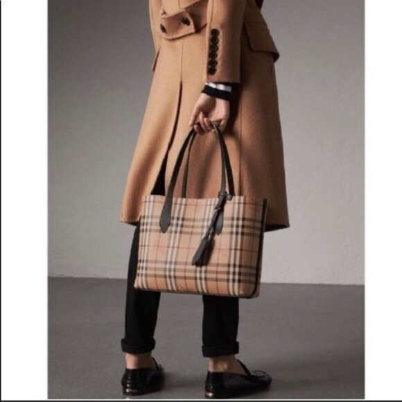 NWT BURBERRY HAYMARKET REVERSIBLE TOTE BAG - Picture 1 of 5